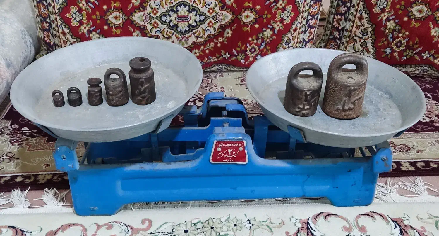 ترازو۲۰کیلویی قدیمی|کلکسیون اشیاء عتیقه|ورامین, ورامین|دیوار