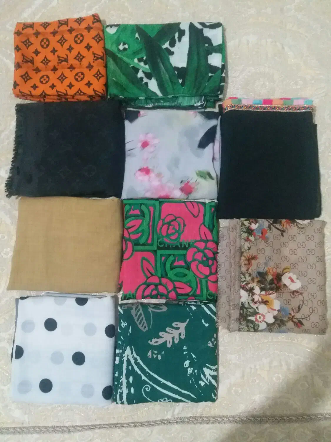 تعدادی روسری وشومیز|لباس|رباط‌کریم, رباط‌کریم|دیوار