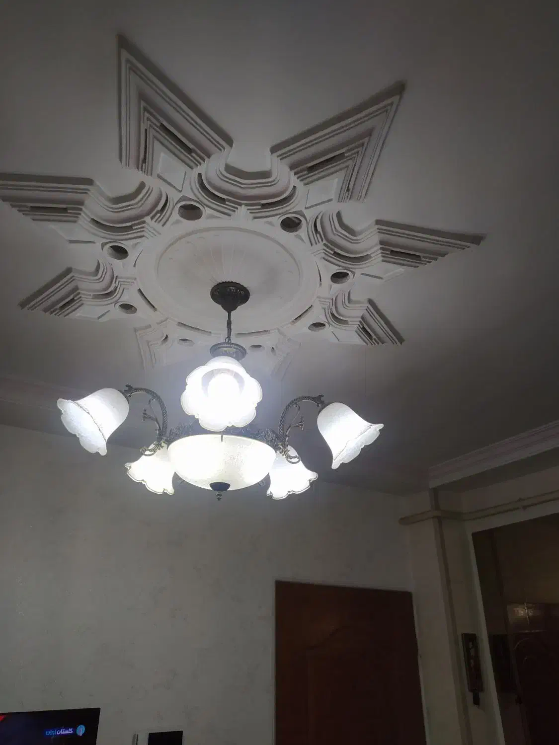 لوستر 5گل سالم سالم رنگ سفید|لوستر و چراغ آویز|رشت, یخسازی|دیوار