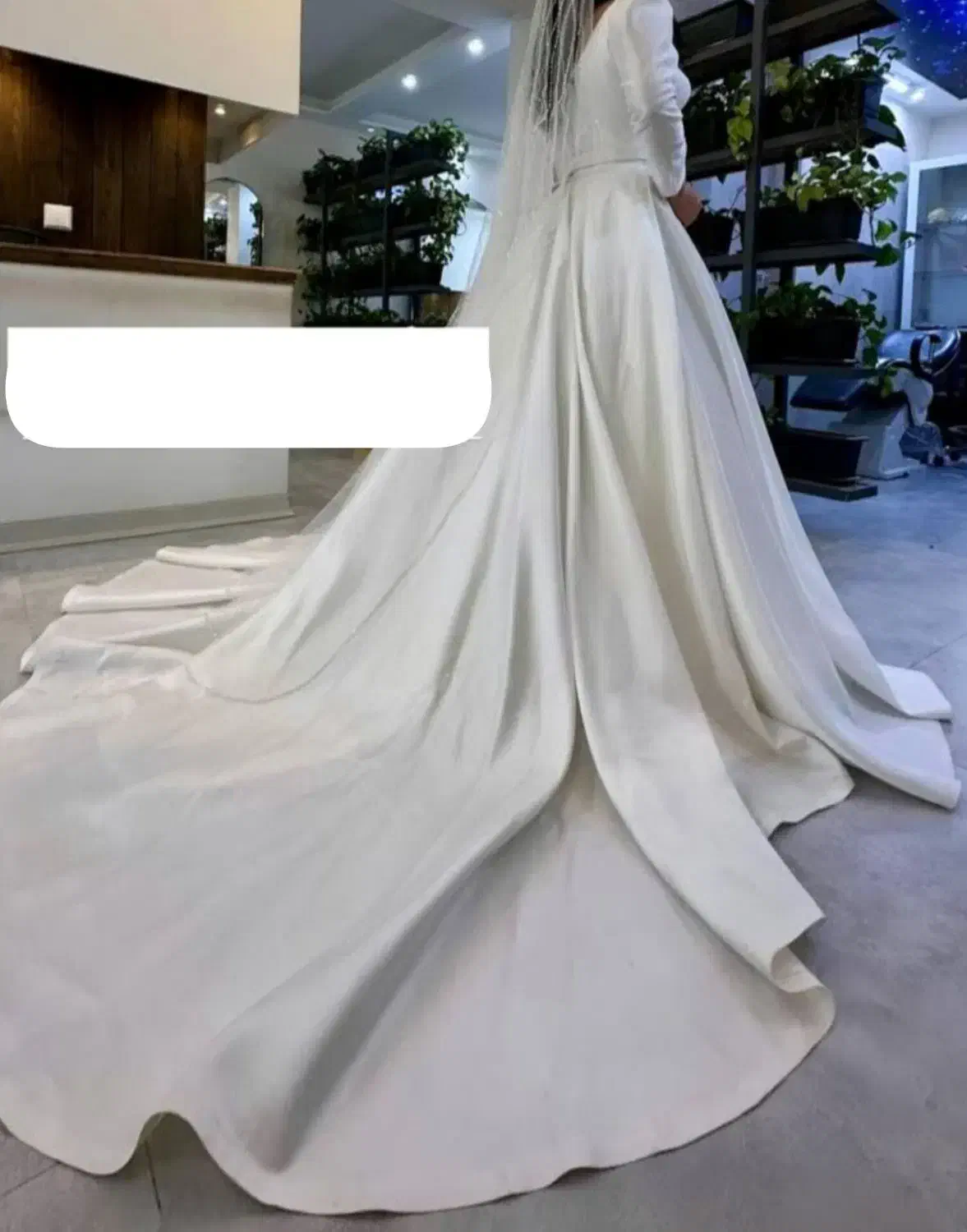 پیراهن|لباس|تهران, بوستان سرخه حصار|دیوار