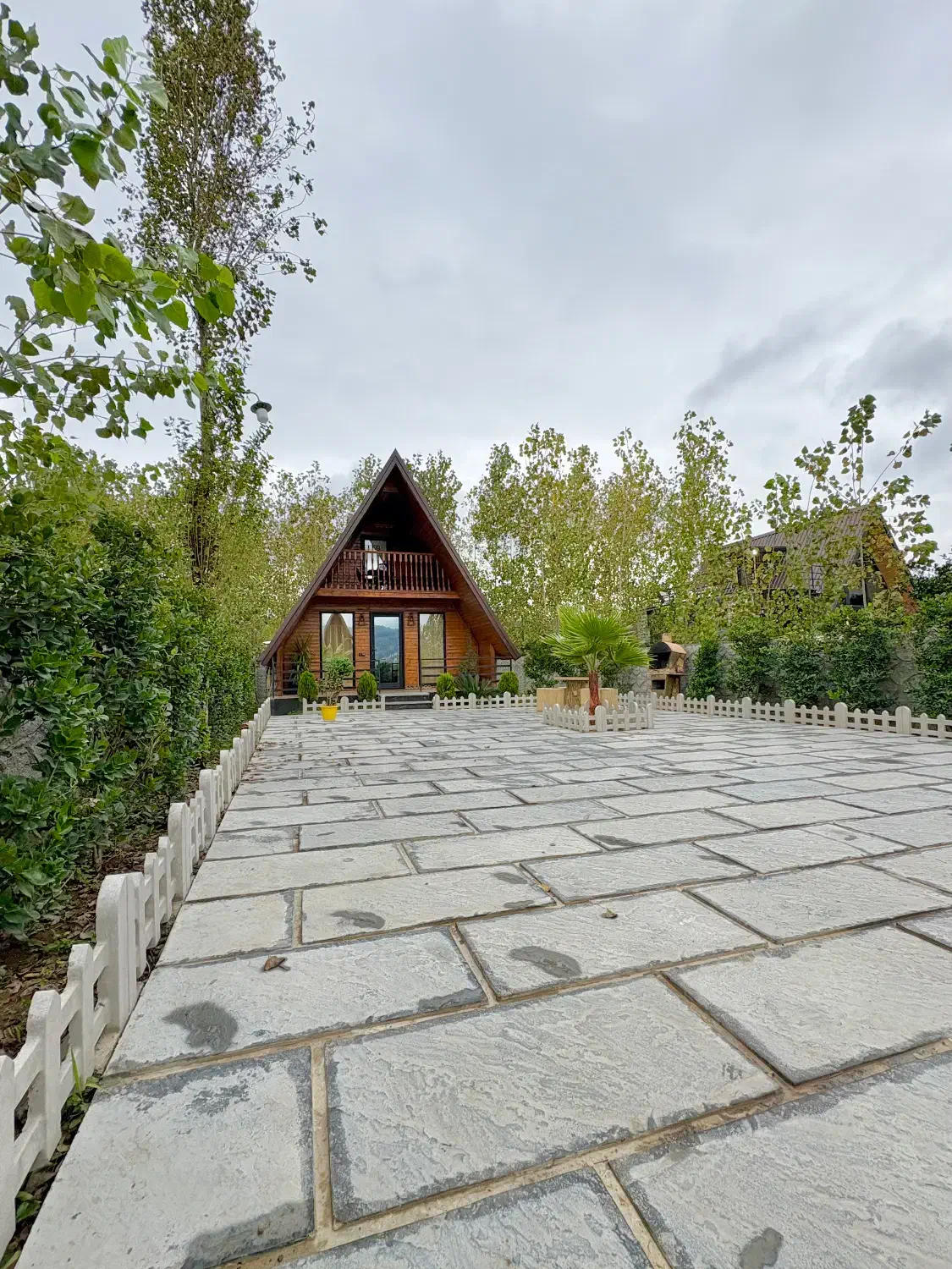 کلبه سوئیسی شازده لیام|اجارهٔ کوتاه‌مدت ویلا و باغ|شیرگاه, |دیوار