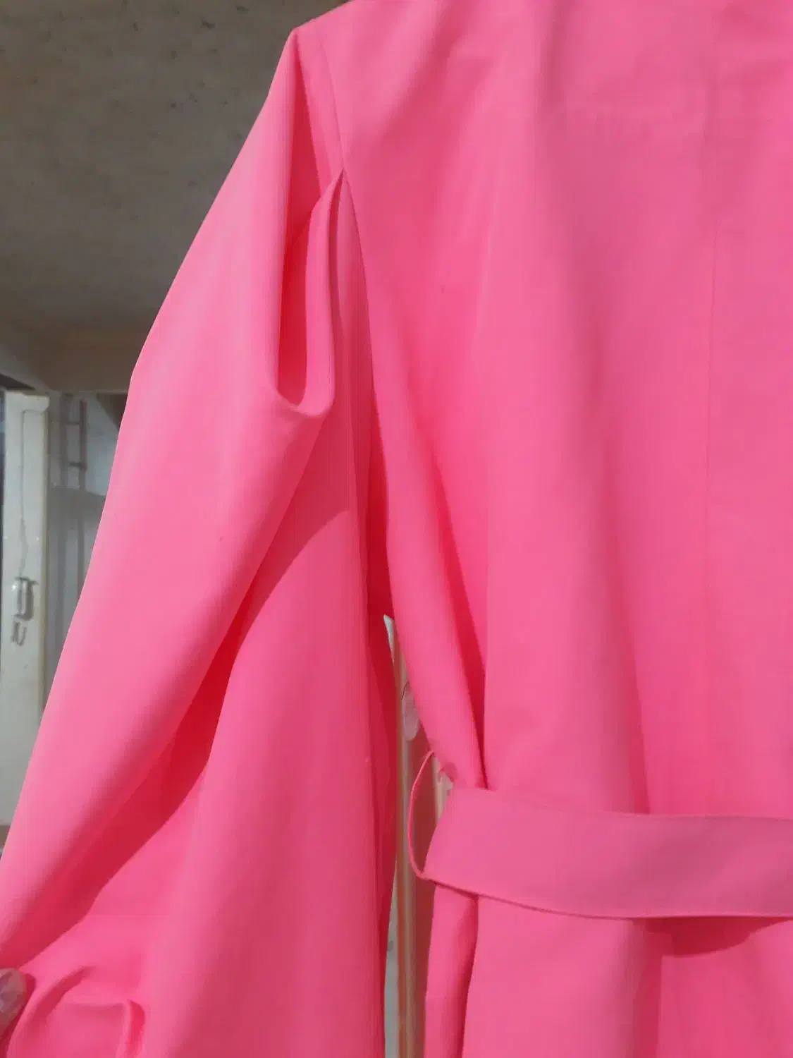 بارانی صورتی عروسکی|لباس|رشت, منظریه|دیوار