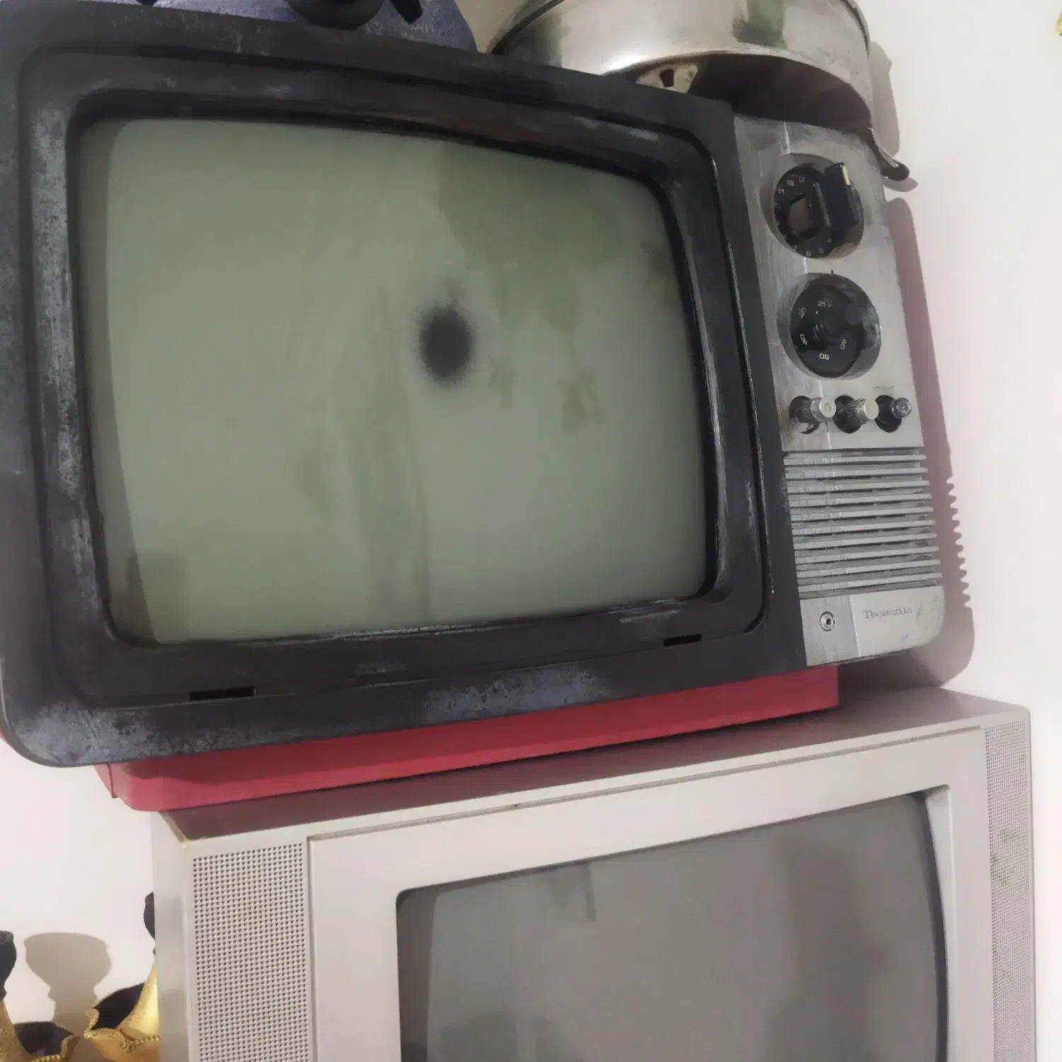 تلویزیون قدیمی|تلویزیون و پروژکتور|رشت, پیرکلاچای|دیوار