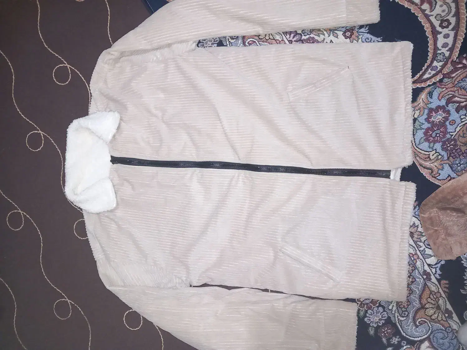 کاپشن|لباس|گنبد کاووس, |دیوار