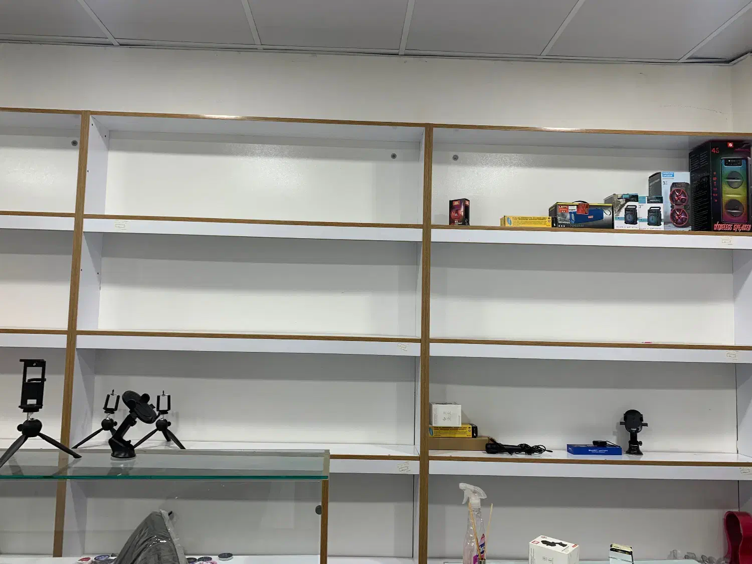 دکور مغازه با لوازم ویترین|لوازم جانبی موبایل و تبلت|مینودشت, |دیوار