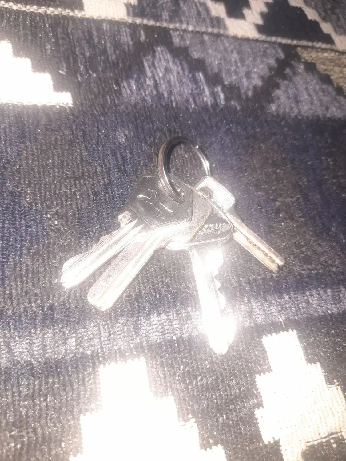 مو ودین کارم|اشیا|چرام, |دیوار