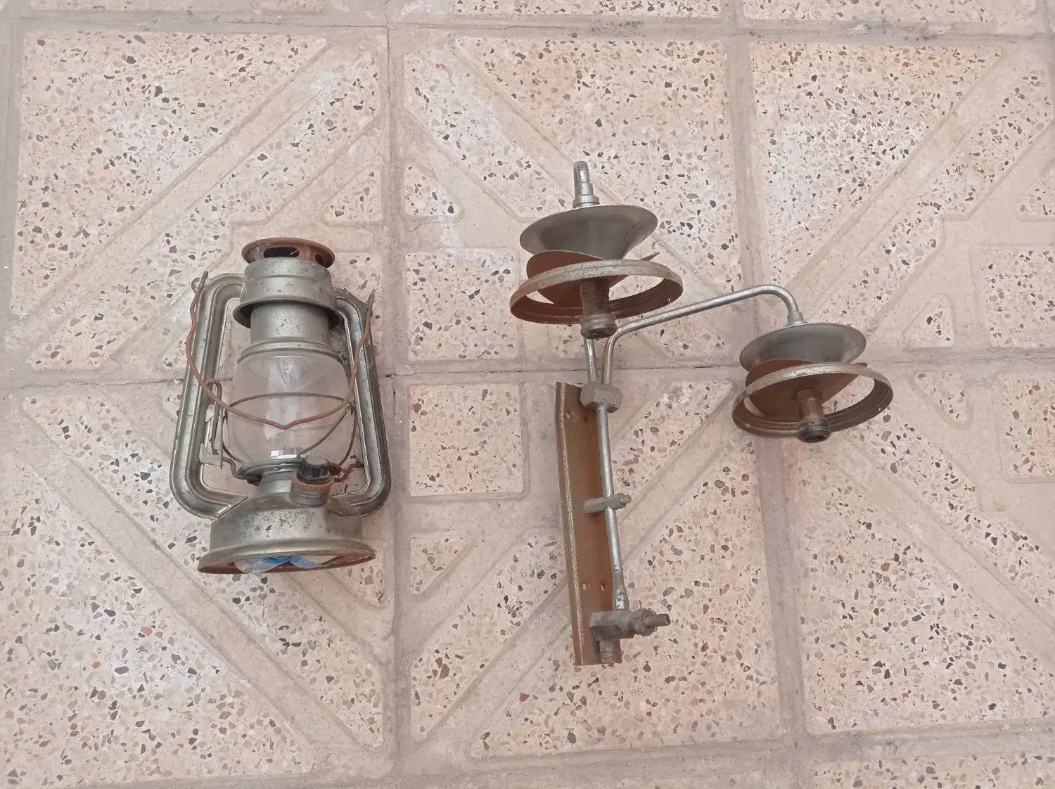 لامپ و چراغ لطفا ورق بزنید معاوضه دارم|لامپ و چراغ|مشهد, منزل آباد|دیوار