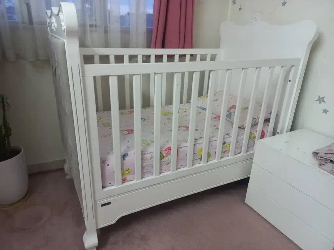 تخت کودک/در حد نو/اقتصادی|تخت و صندلی بچه|هشتگرد, شهرک بعثت|دیوار