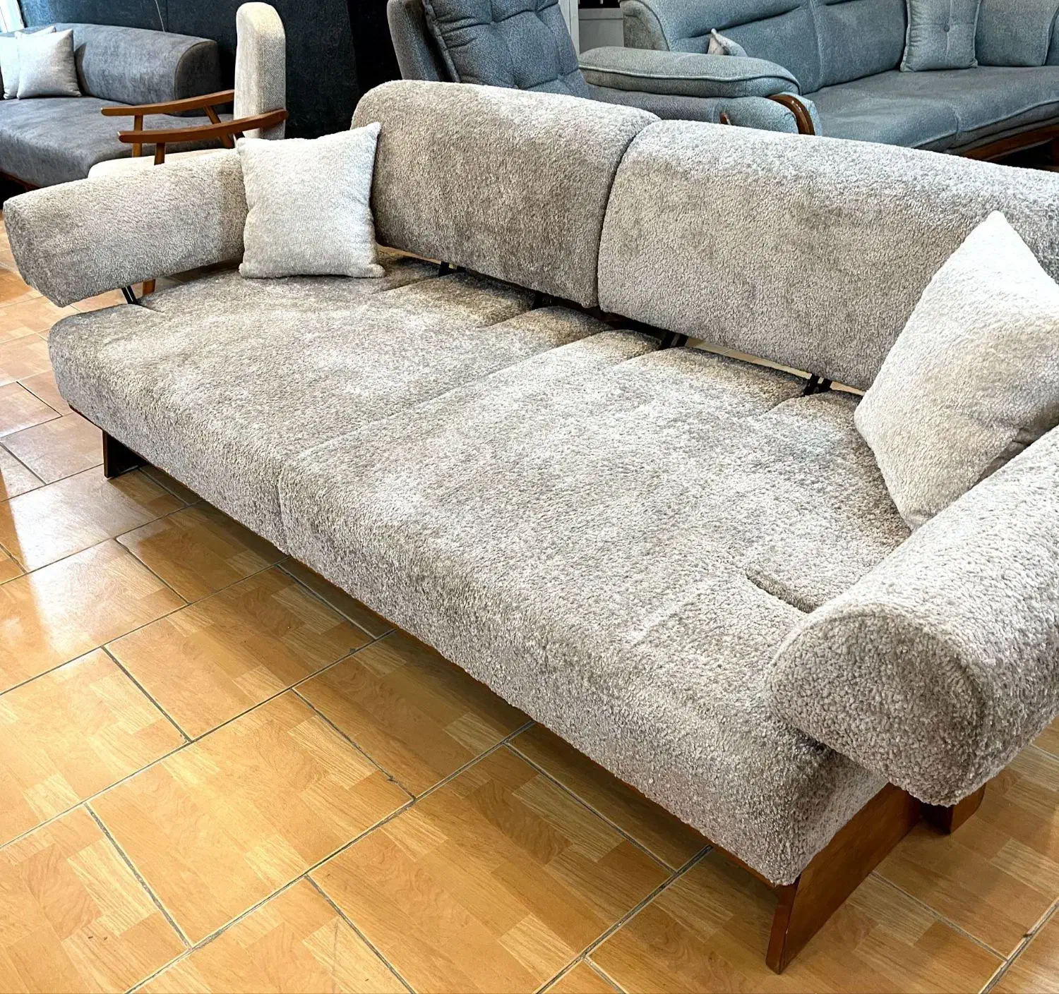 هلن مبل راحتی جدید و فوق العاده زیبا فروشگاه نفیس|مبلمان خانگی و میز عسلی|اصفهان, کساره|دیوار