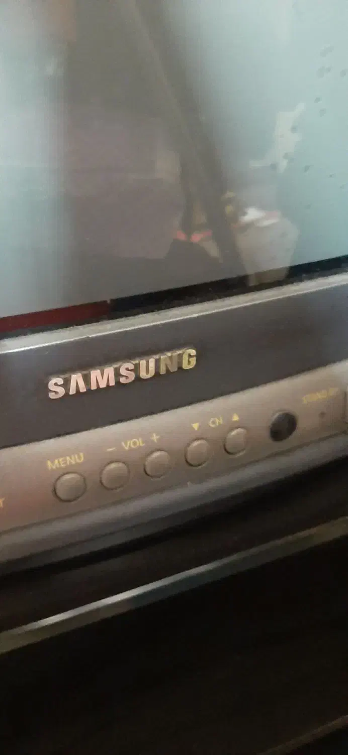 میز تلویزیون شیشه ای و تلویزیون سامسونگ|تلویزیون و پروژکتور|کرج, کوی امامیه|دیوار