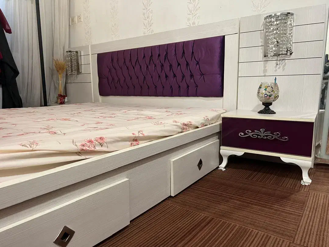 تخت دو نفره همراه تشک وپا تختی و آینه و دراور|تخت و سرویس خواب|لاهیجان, لیالستان|دیوار