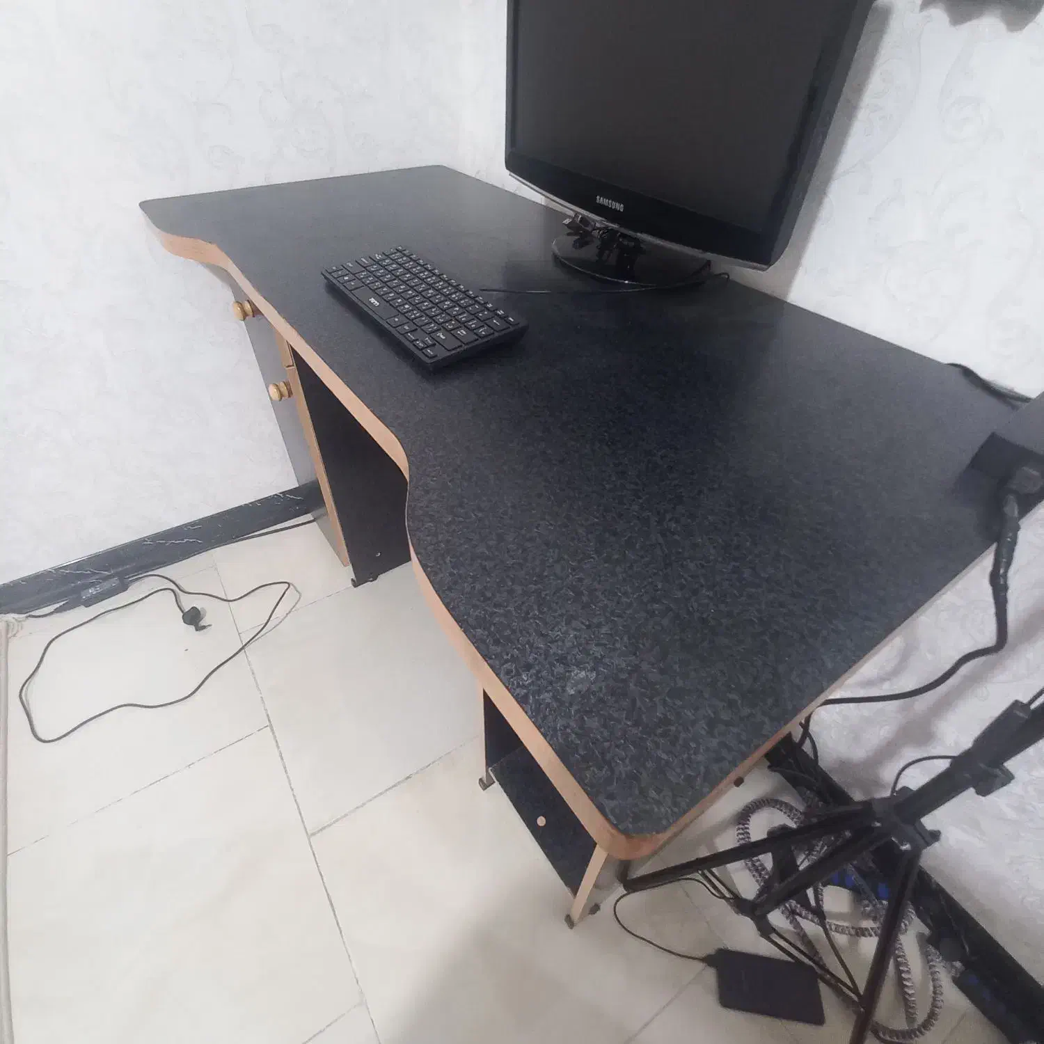 میز کامپیوتر|میز تحریر و کامپیوتر|بومهن, |دیوار