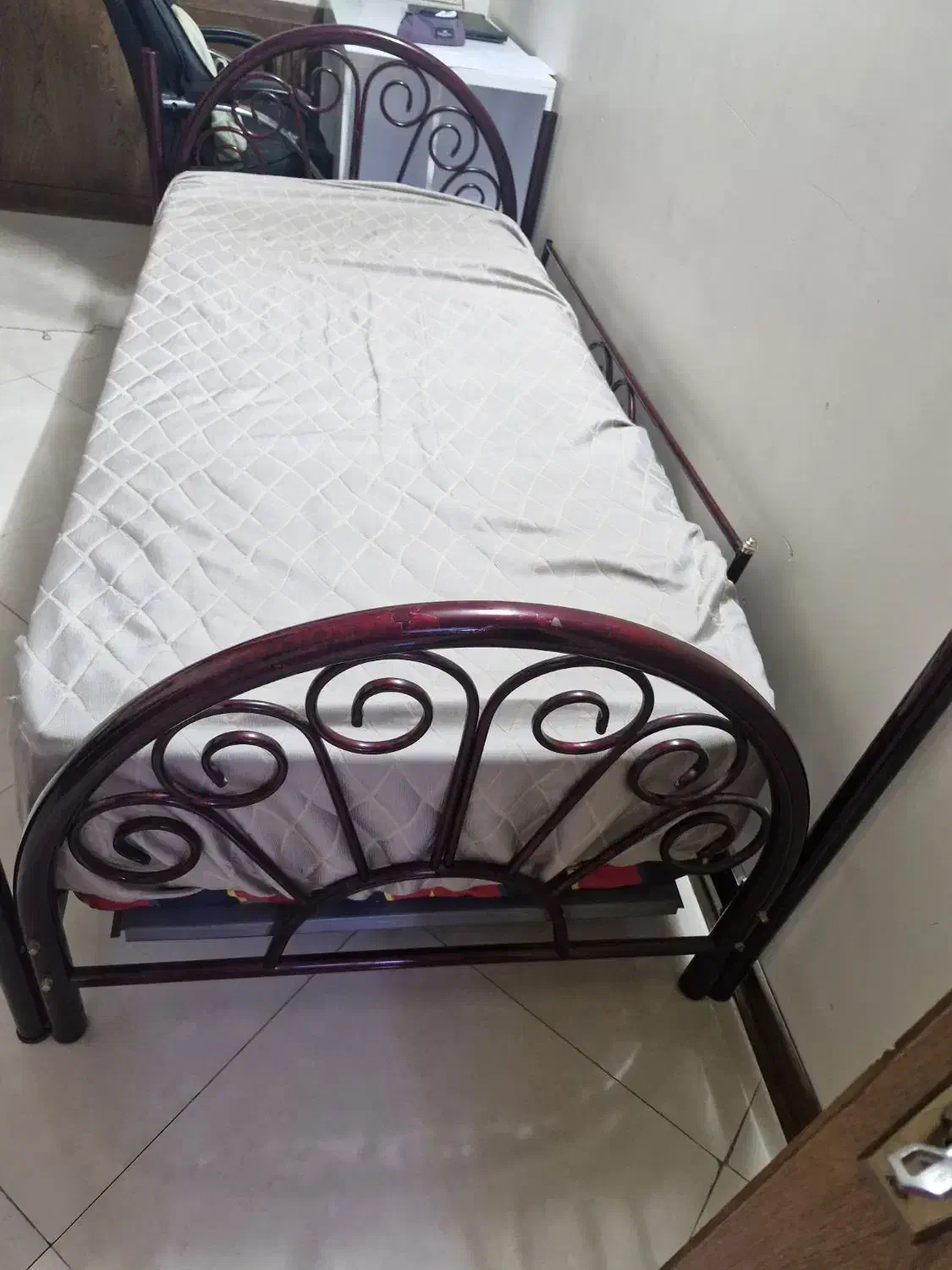 دو تخت خواب فلزی تک نفره|تخت و سرویس خواب|اصفهان, شاهزاده ابراهیم|دیوار