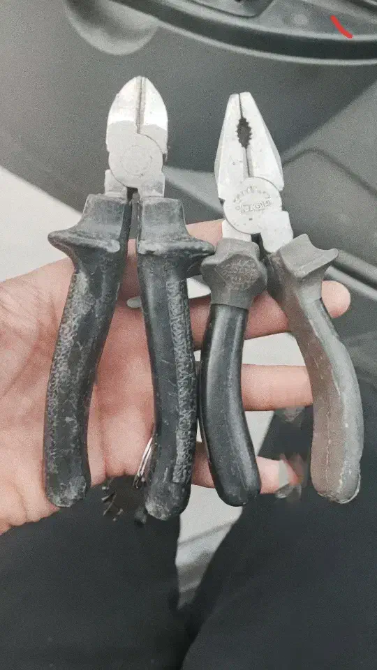 دو عدد سیم چین|اشیا|چغادک, |دیوار