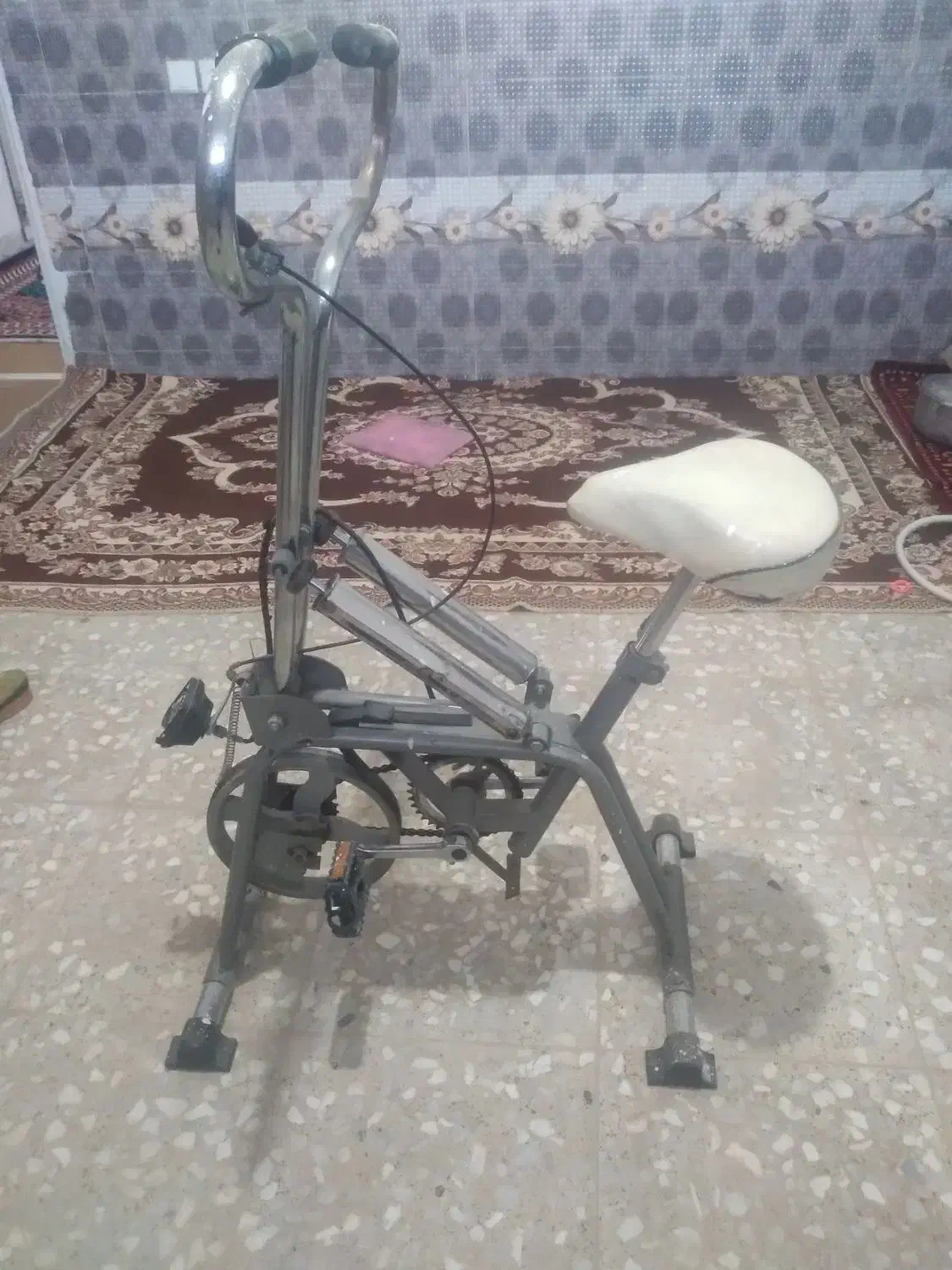 دوچرخه ثابت و میز پرس|تجهیزات ورزشی|خرم‌آباد, |دیوار