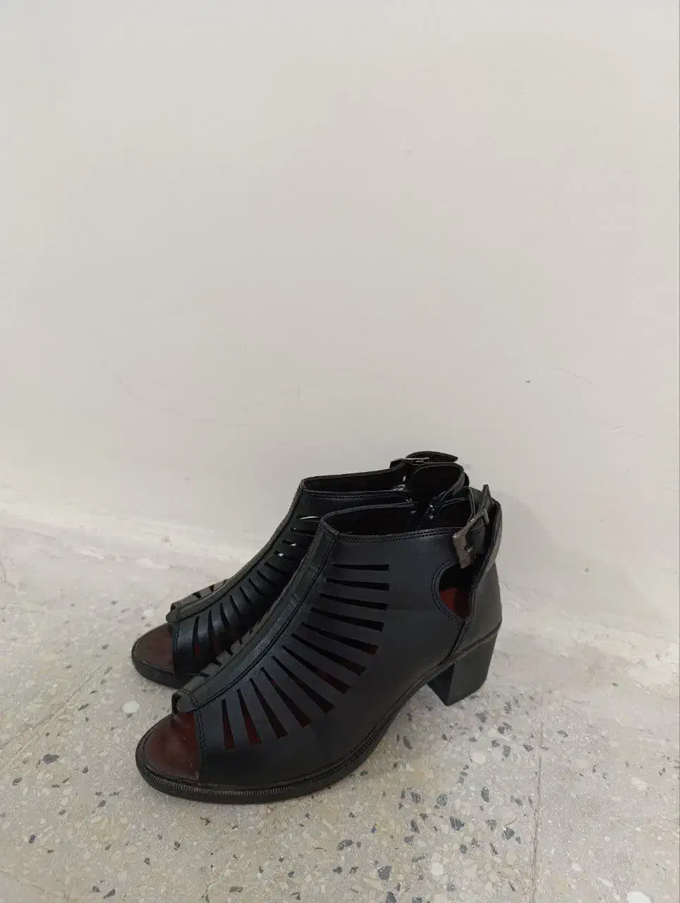 کفش زنانه|کیف، کفش، کمربند|رباط‌کریم, رباط‌کریم|دیوار