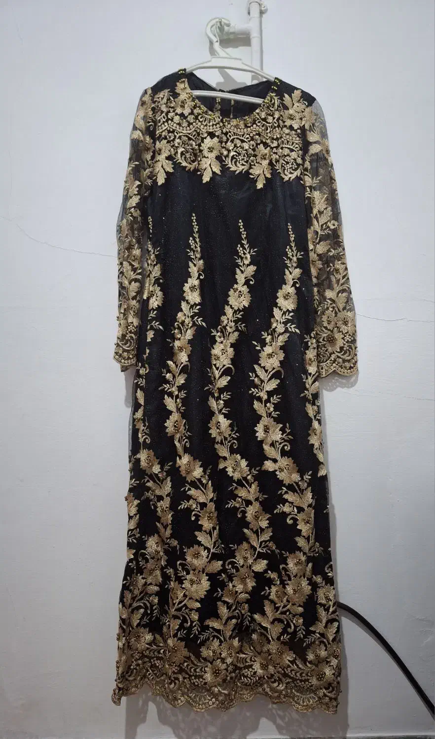 لباس مجلسی|لباس|بروجن, |دیوار