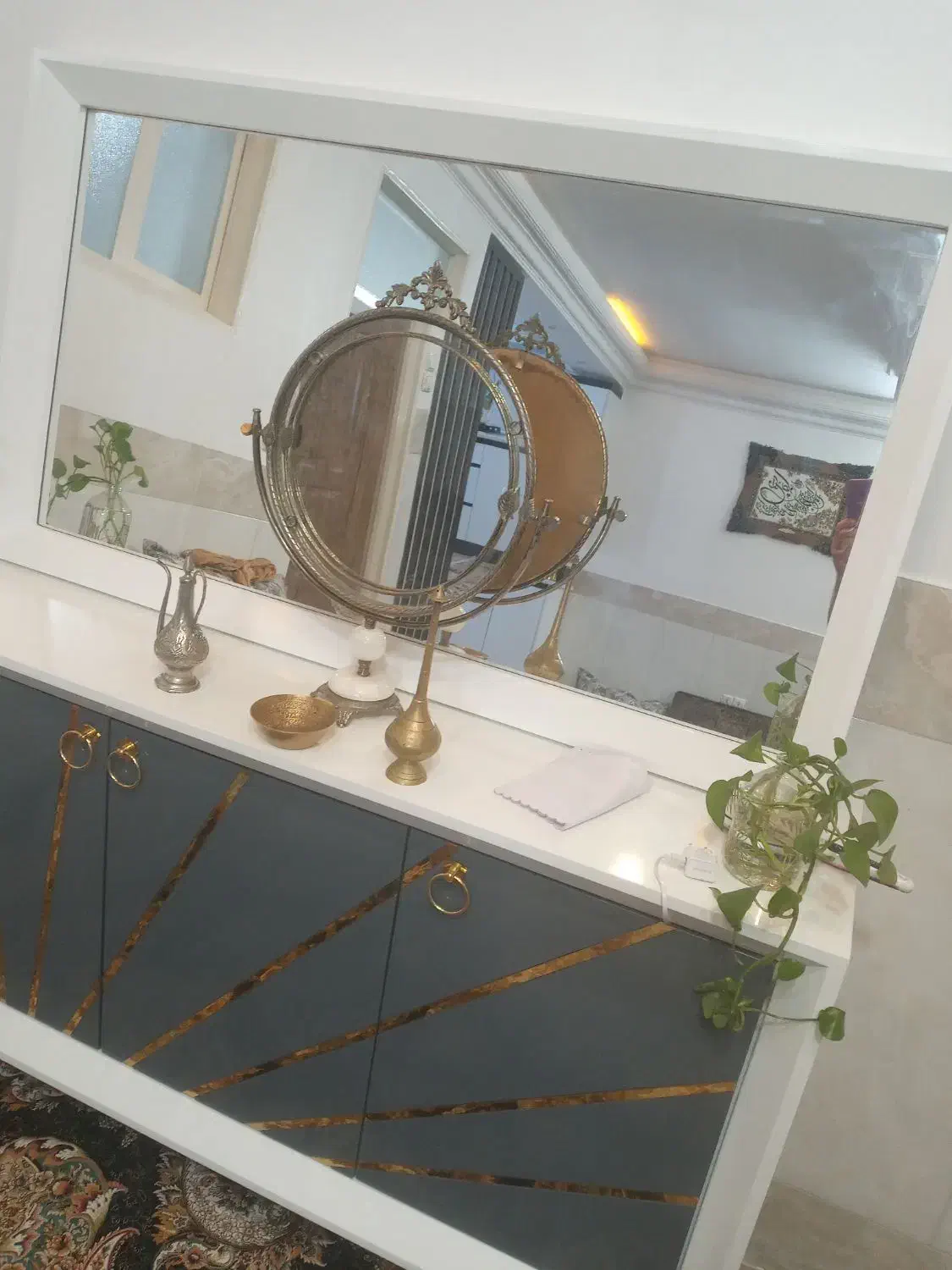 اینه برنز|آینه|قم, حکمت شمالی|دیوار