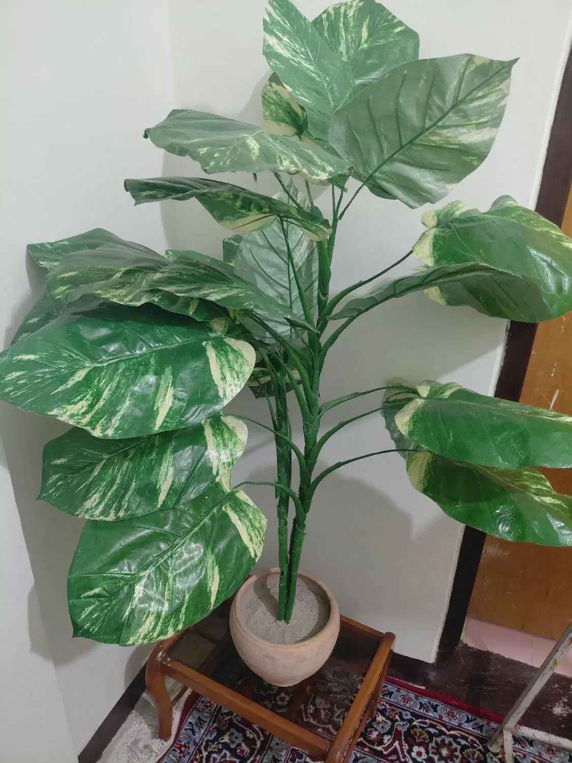 مبل هفت نفره پایه استیل ودوعدد میز عسلی وگل مصنوع|مبلمان خانگی و میز عسلی|شیراز, شهرک مطهری|دیوار