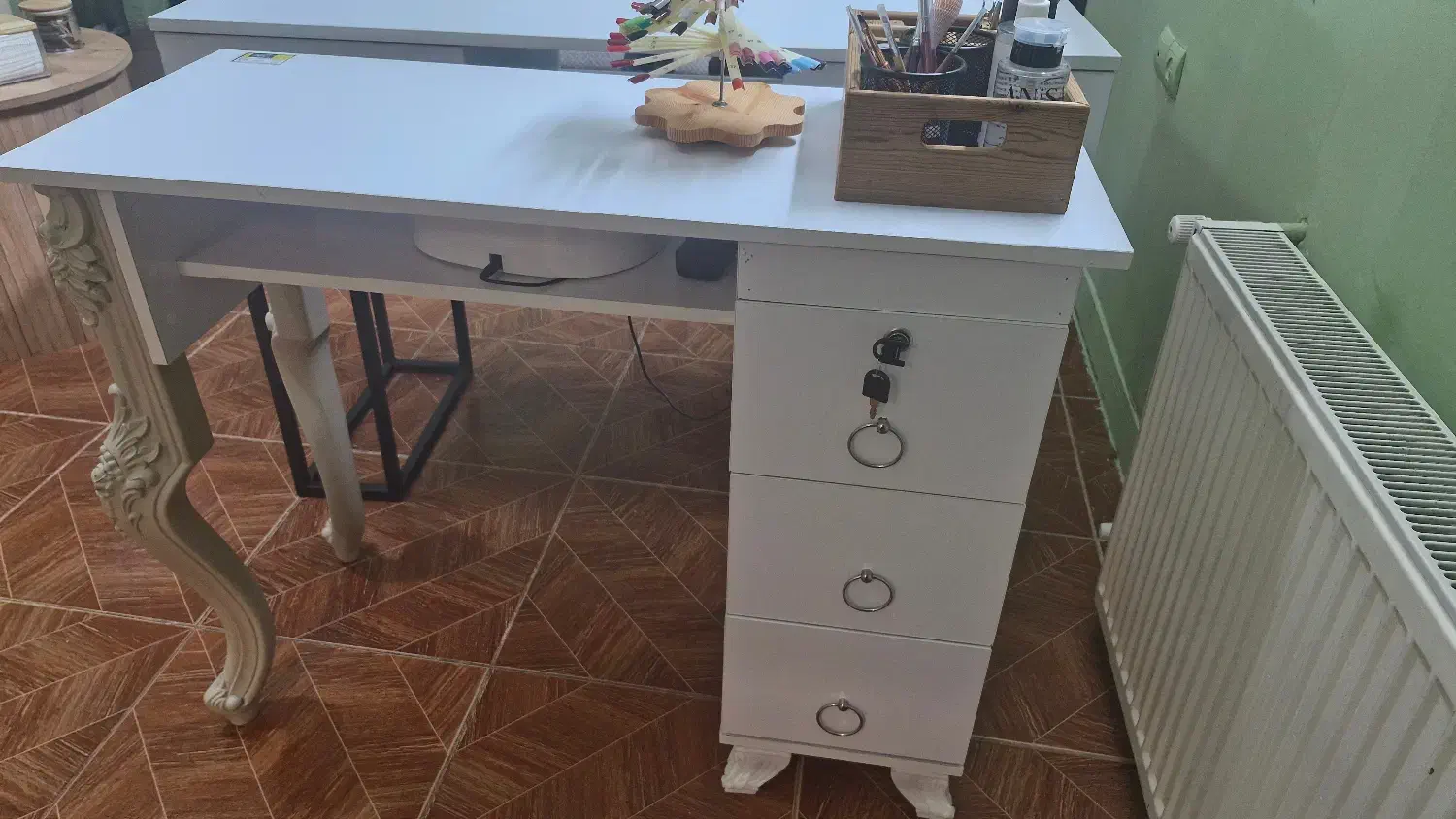 میز ناخن کار|آرایشگاه و سالن‌های زیبایی|علی‌آباد کتول, |دیوار