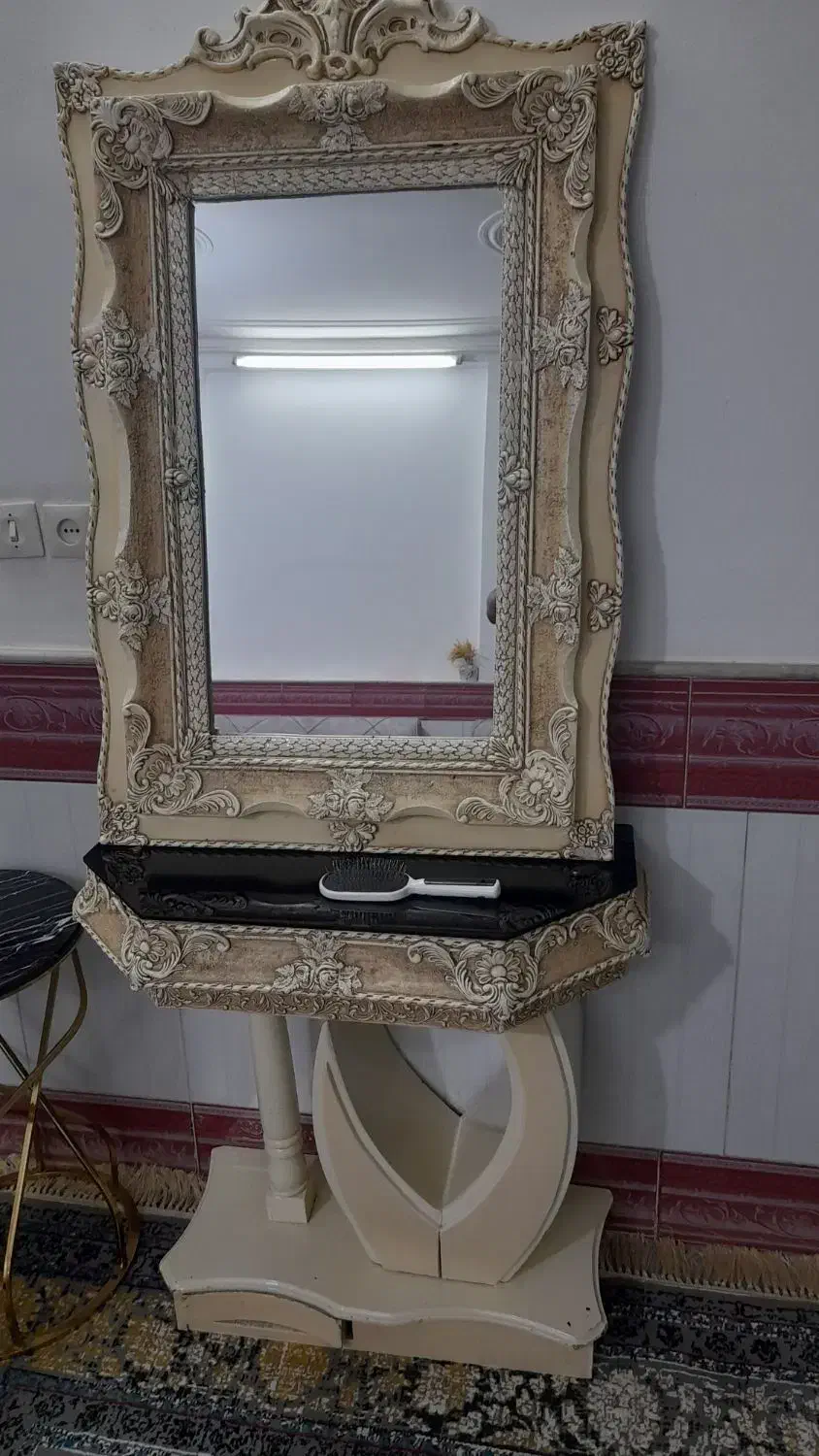 اینه شیکو سالم با میز|مبلمان خانگی و میز عسلی|قم, نیروگاه|دیوار