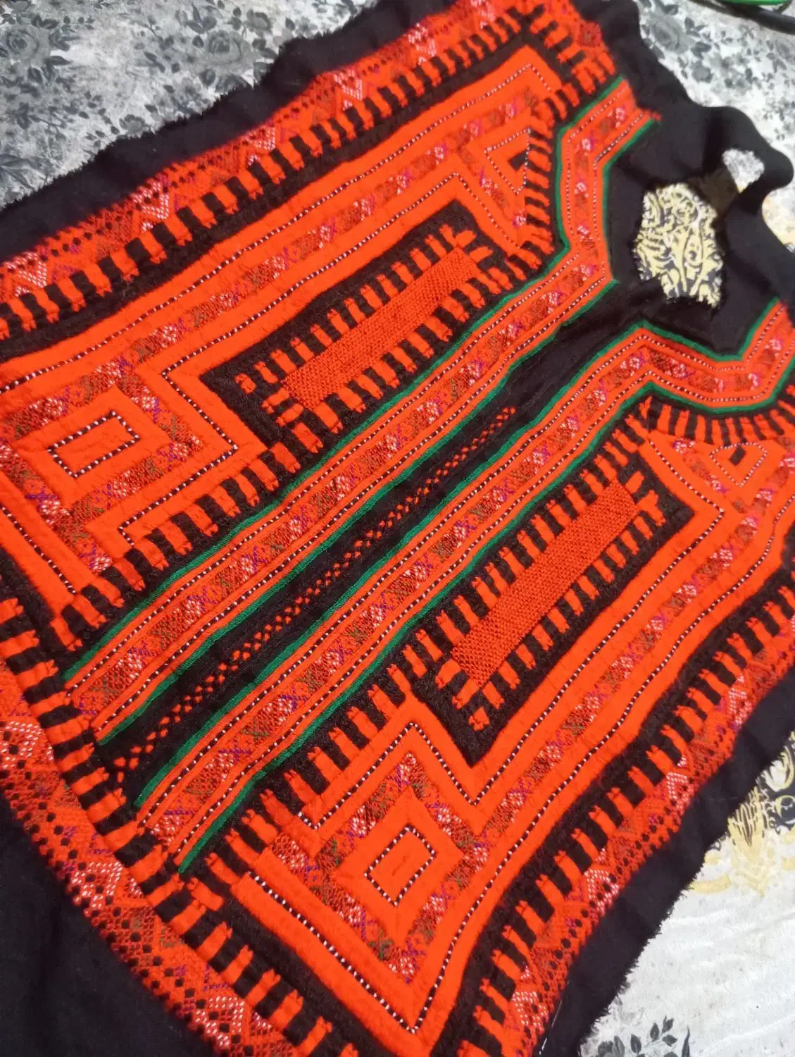 چوتل دورنگ|لباس|جالق, |دیوار