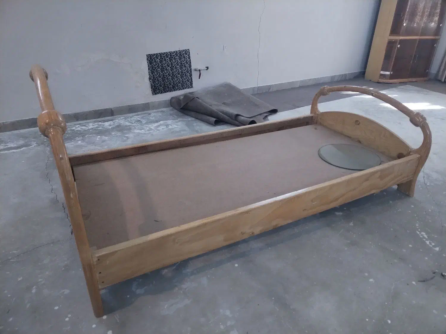 تخت چوب سالم|تخت و سرویس خواب|گنبد کاووس, |دیوار