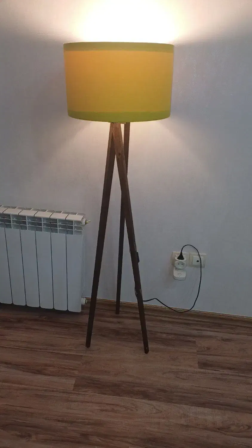 آباژور ایستاده در حدنو|چراغ خواب و آباژور|رشت, کوی مهر|دیوار