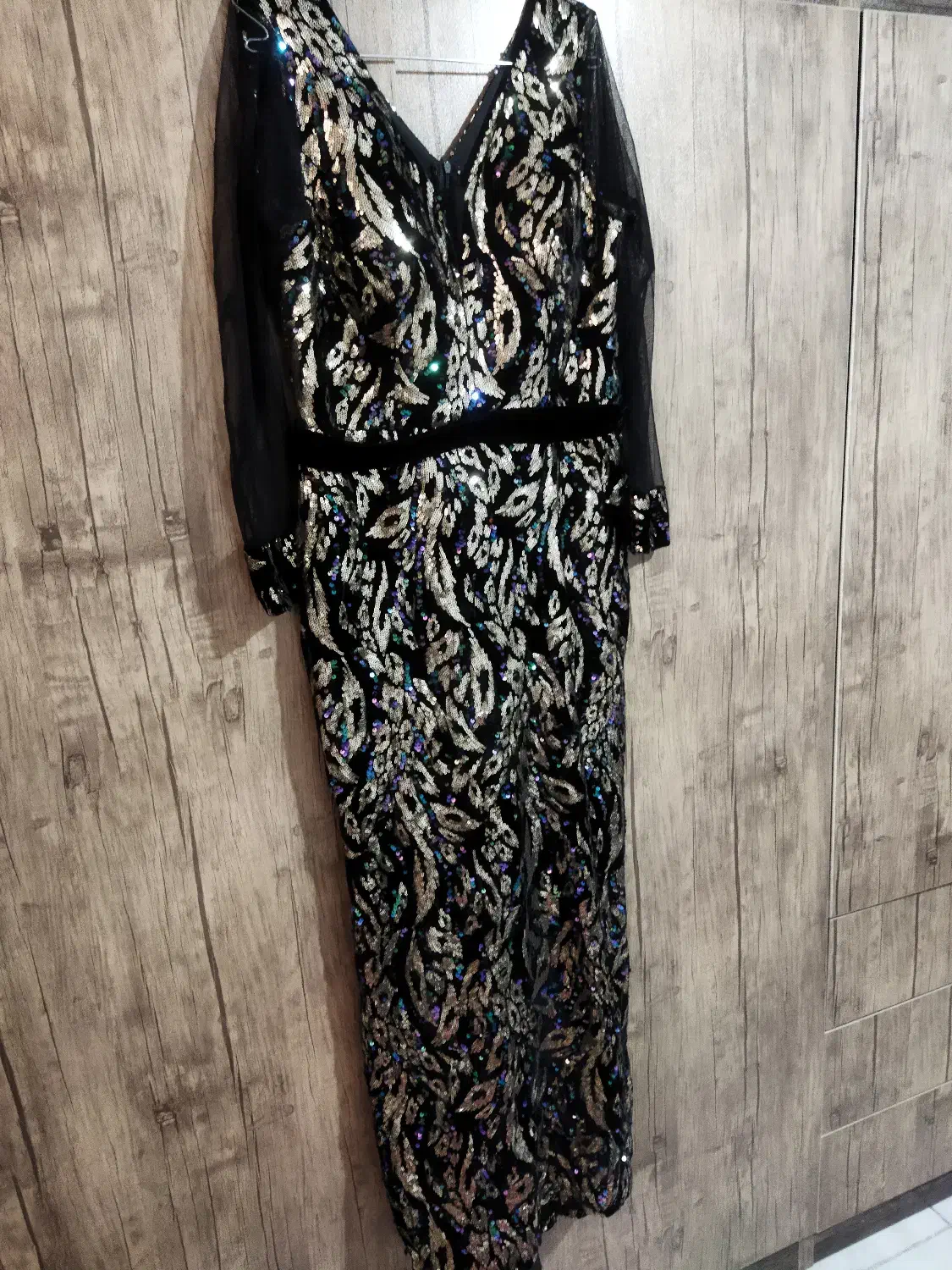 لباس مجلسی|لباس|اصفهان, کوی ولی عصر|دیوار