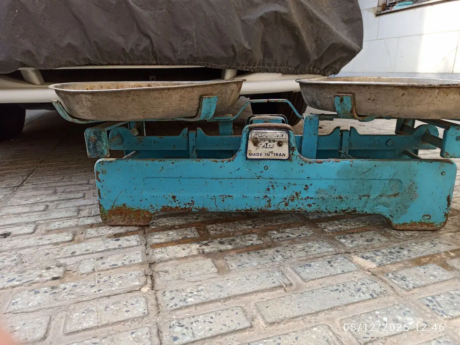 ترازوی قدیمی 20کیلویی و استند ایستاده|کلکسیون اشیاء عتیقه|سرپل ذهاب, |دیوار