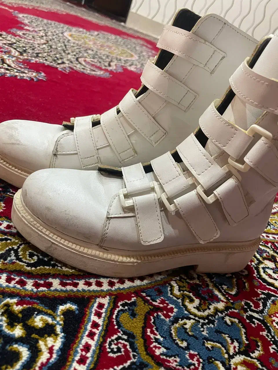 بوت زمستونی|کیف، کفش، کمربند|دورود, |دیوار