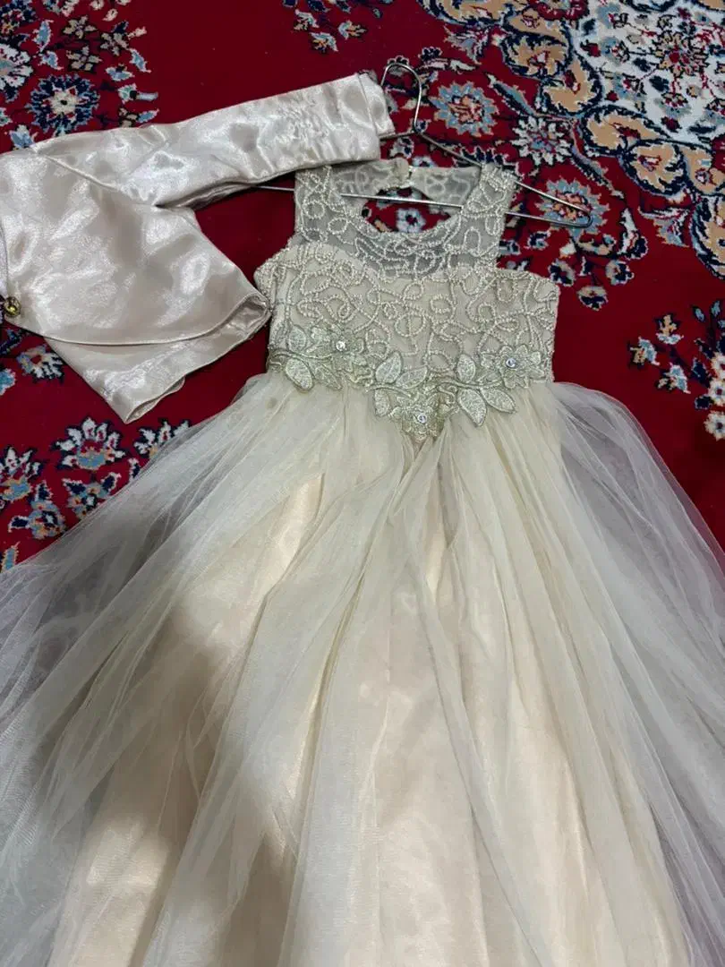 لباس عروس بچگانه به همراه یک کت تک همرنگ|لباس|سیرجان, |دیوار