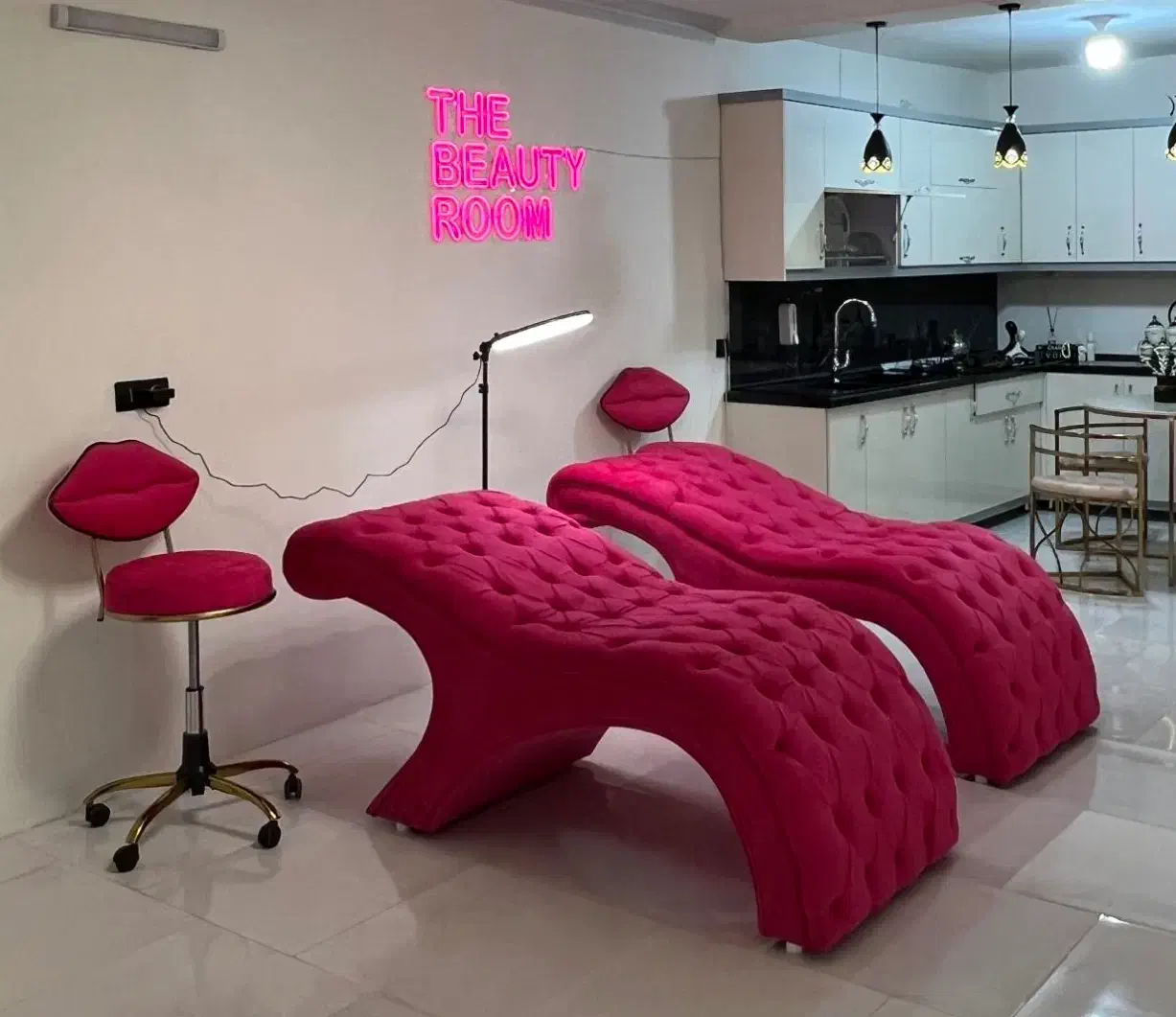 تخت مژه صندلی مدل لب|آرایشگاه و سالن‌های زیبایی|مشهد, ایثار|دیوار