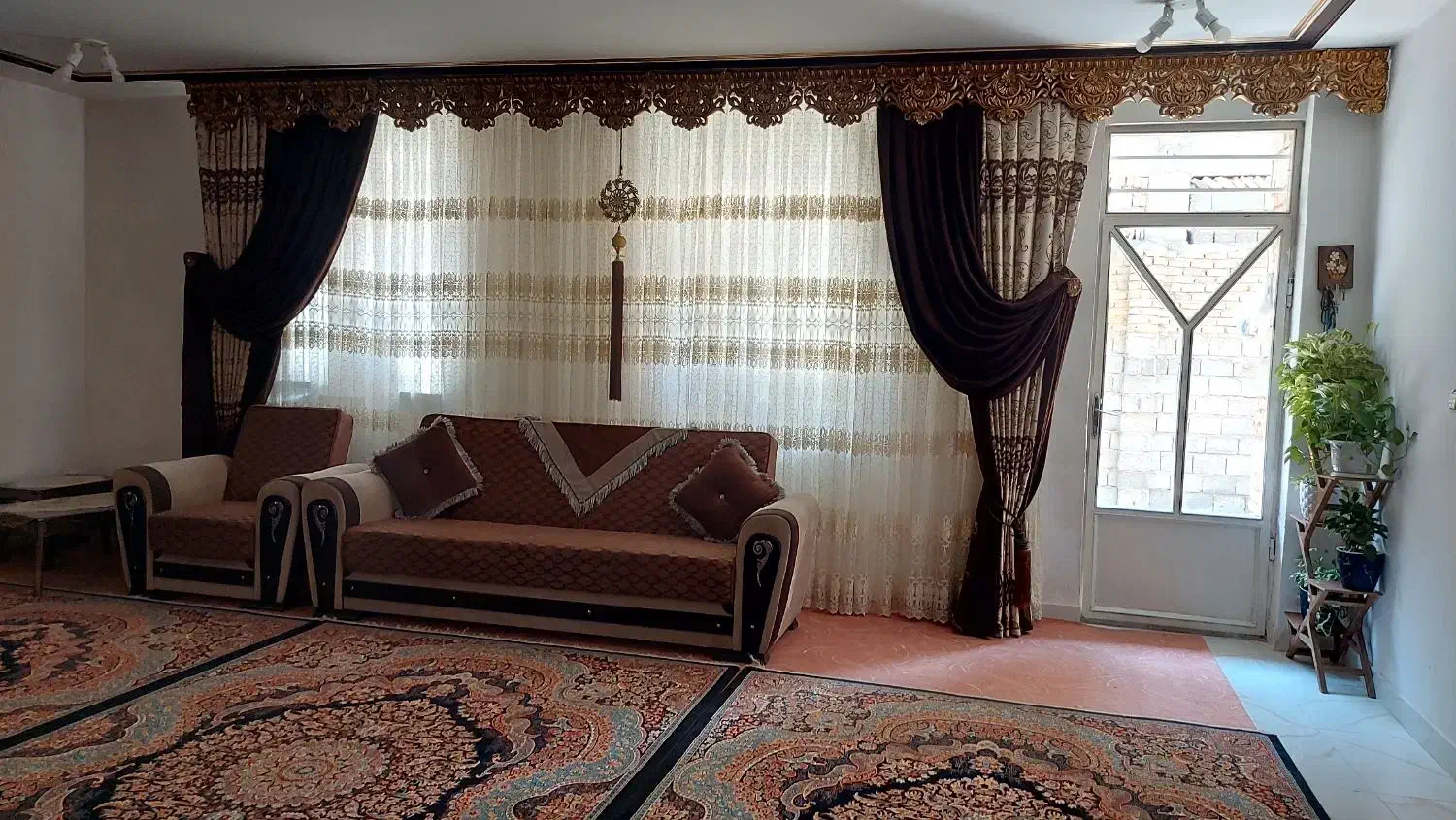 پرده|پرده، رانر، رومیزی|قروه, |دیوار