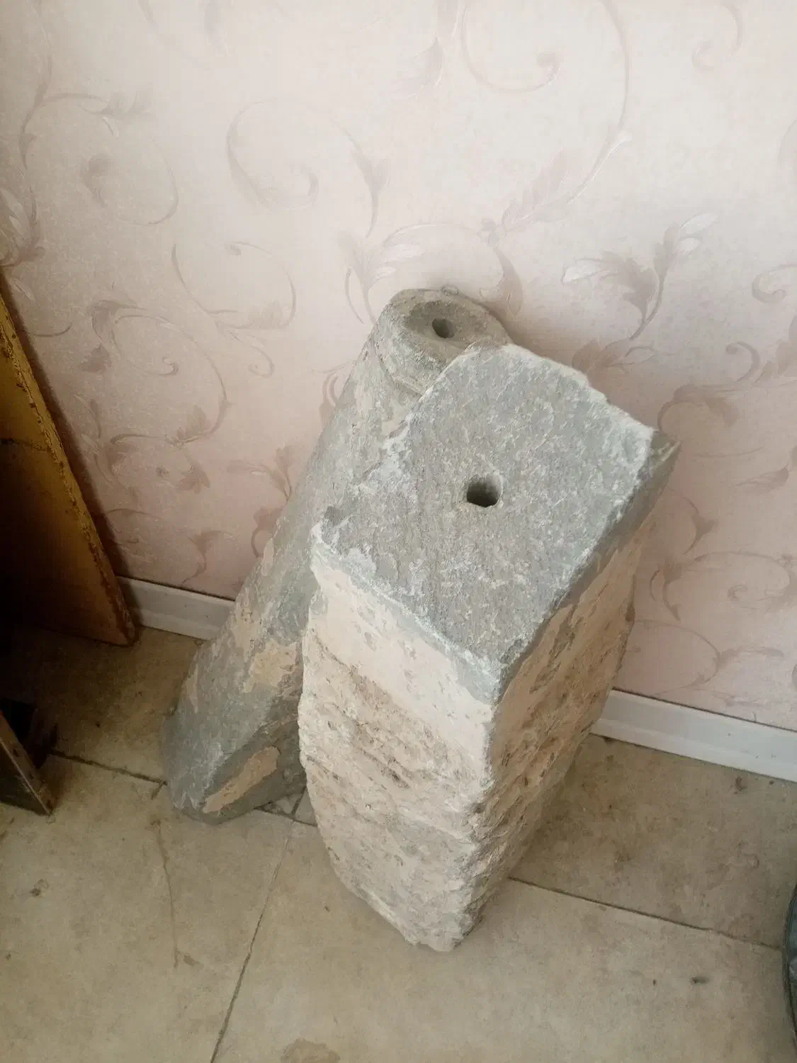 فواره قدیمی سنگی بیش ا زصدسال قبل دوتکه|مصالح و تجهیزات ساختمان|سبزوار, قصبه غربی|دیوار