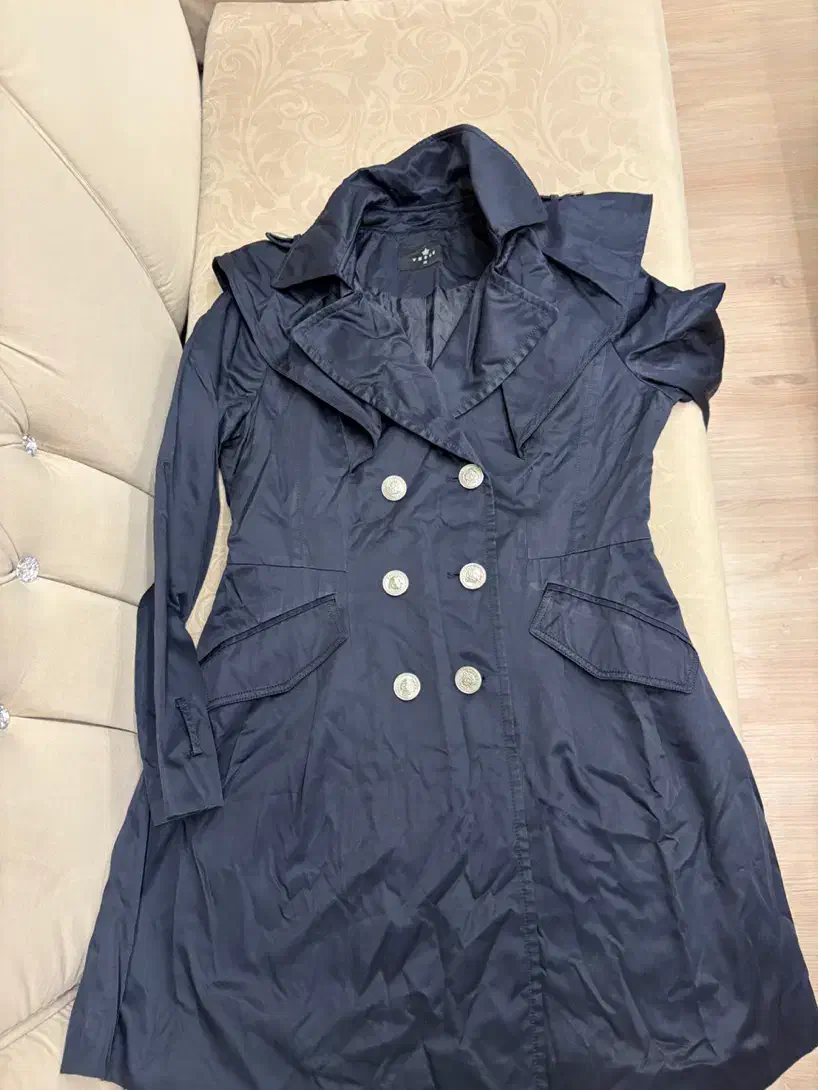 پالتو مانتو|لباس|رشت, توشیبا|دیوار