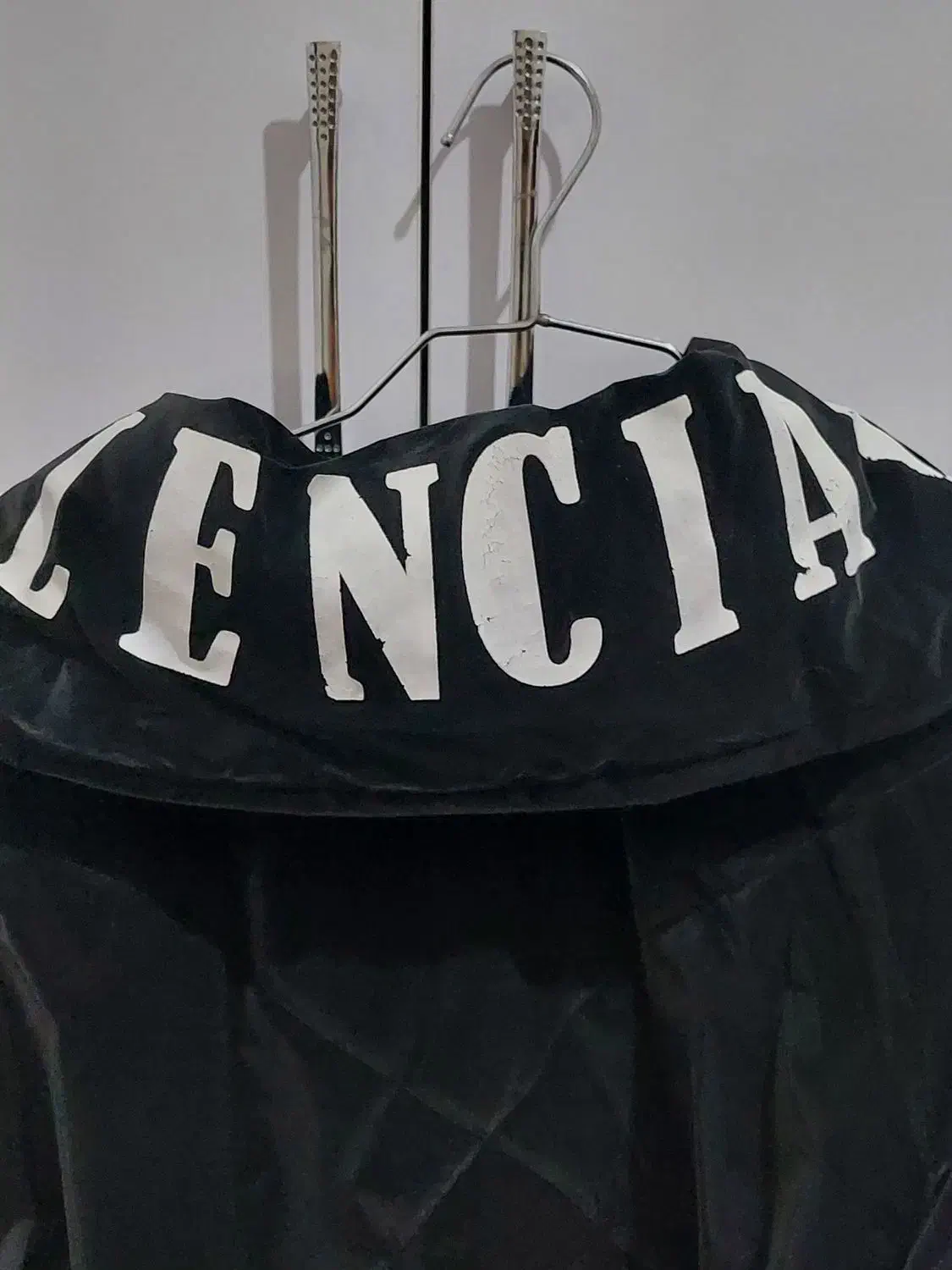 کاپشن وبارونی|لباس|رشت, رودبارتان|دیوار