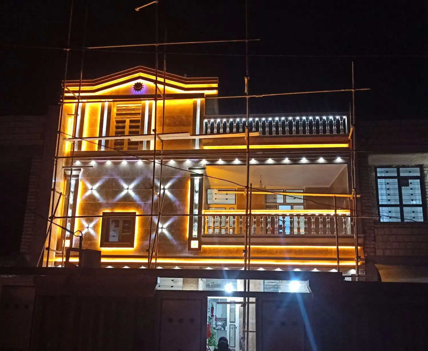 برقکارنصب ایفون نورپردازی برق ستون کارنمارفع اتصال|خدمات پیشه و مهارت|شیراز, میانرود|دیوار