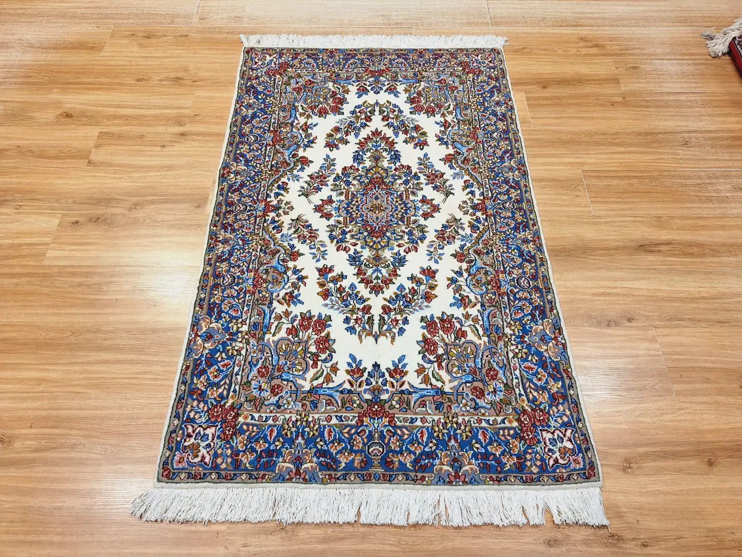 ذرع و نیم دستباف کرم رنگ آکبند|فرش|تهران, اکباتان|دیوار