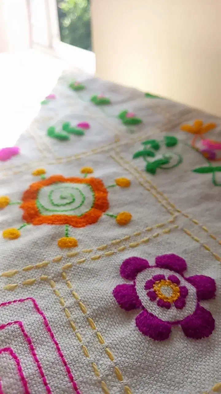 گلدوزی با دست ،رومیزی،  روی لباس ،کوسن،رانر|خدمات آموزشی|نشتارود, |دیوار