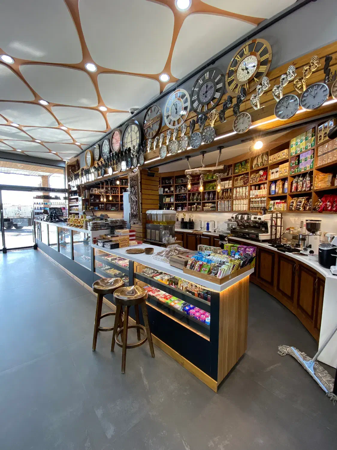 استخدام فروشنده خانم و آقا|استخدام خدمات فروشگاه و رستوران|میبد, |دیوار