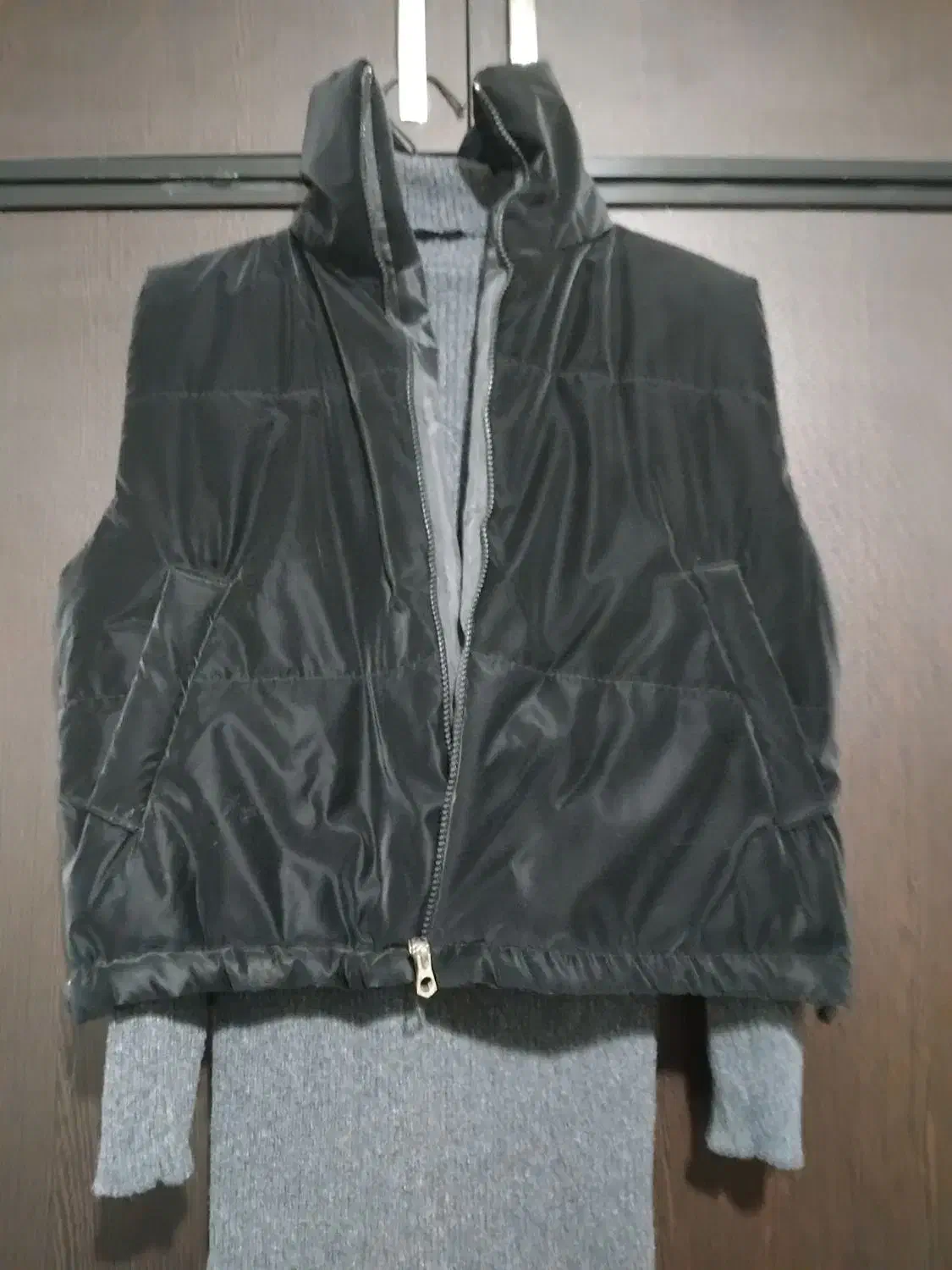 بافت بلند رنگ طوسی تیره با پافر مشکی کوتاه|لباس|پاکدشت, پاکدشت (مامازند)|دیوار