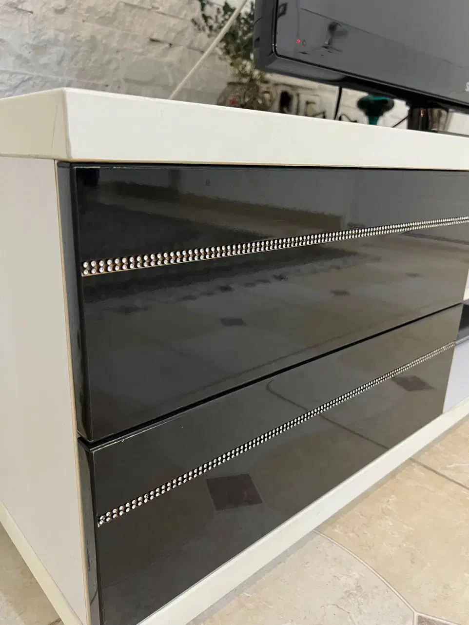 میز تلویزیون در حد نو ام دی اف|میز تلویزیون|رشت, فرزانه|دیوار