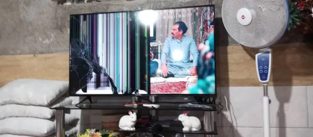 تلویزیون تمام هوشمند یورو پلاس پنل شکسته|تلویزیون و پروژکتور|داراب, |دیوار