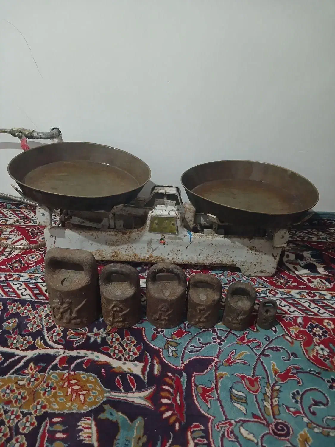 ترازوی قدیمی همراه با25 کیلوگرم سنگ ترازو|کلکسیون اشیاء عتیقه|نمین, |دیوار