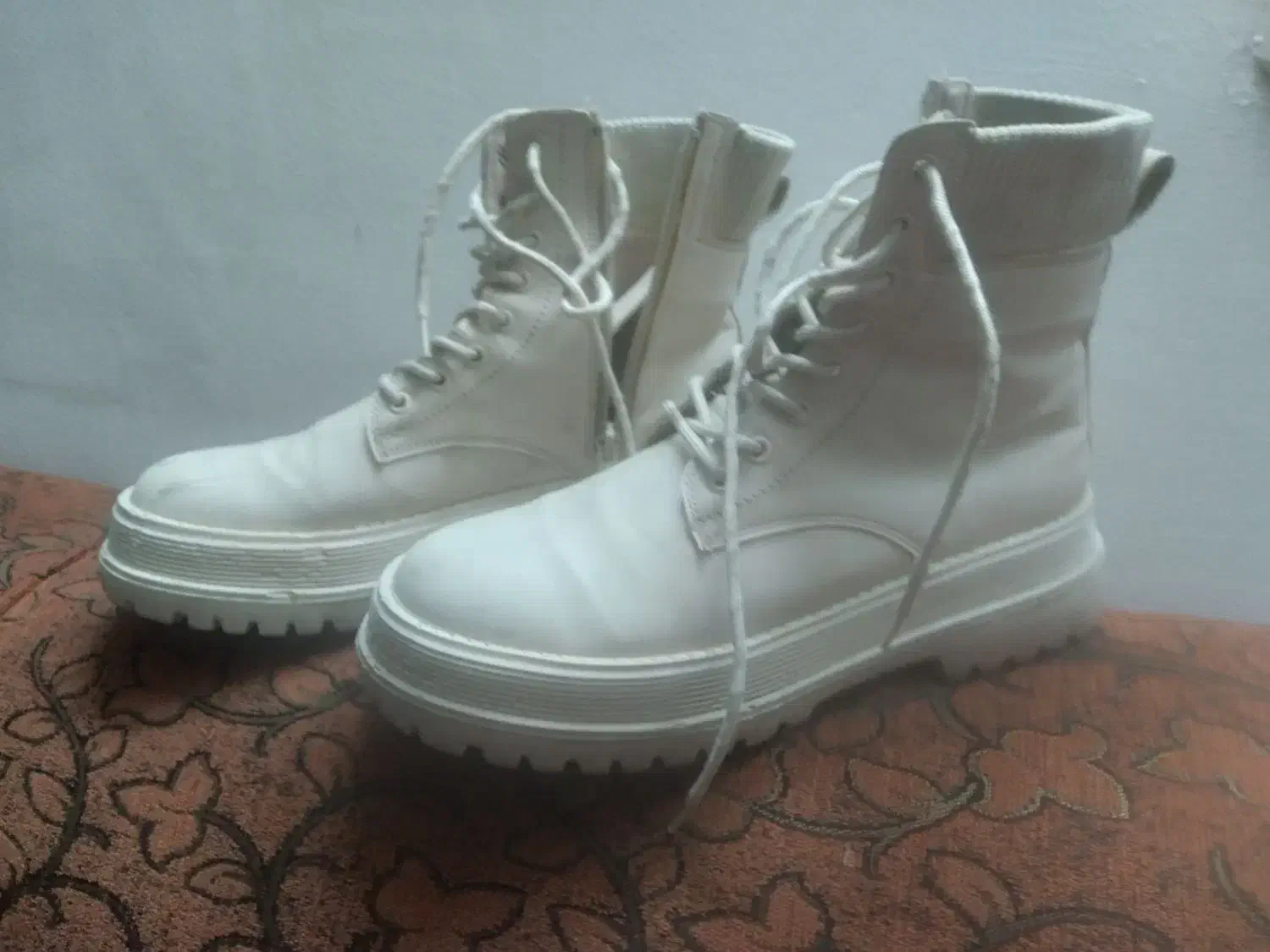 بوت|کیف، کفش، کمربند|بابل, |دیوار