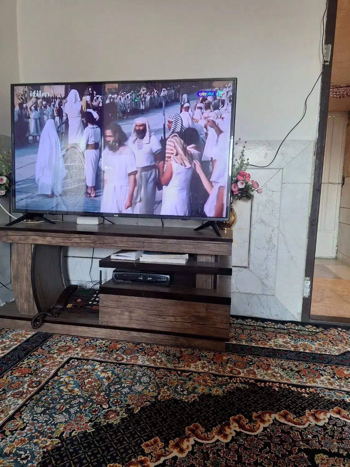 فروش ال سی دی سام ۵۰ اینچ کاملاسالم همراه میز|تلویزیون و پروژکتور|الیگودرز, |دیوار