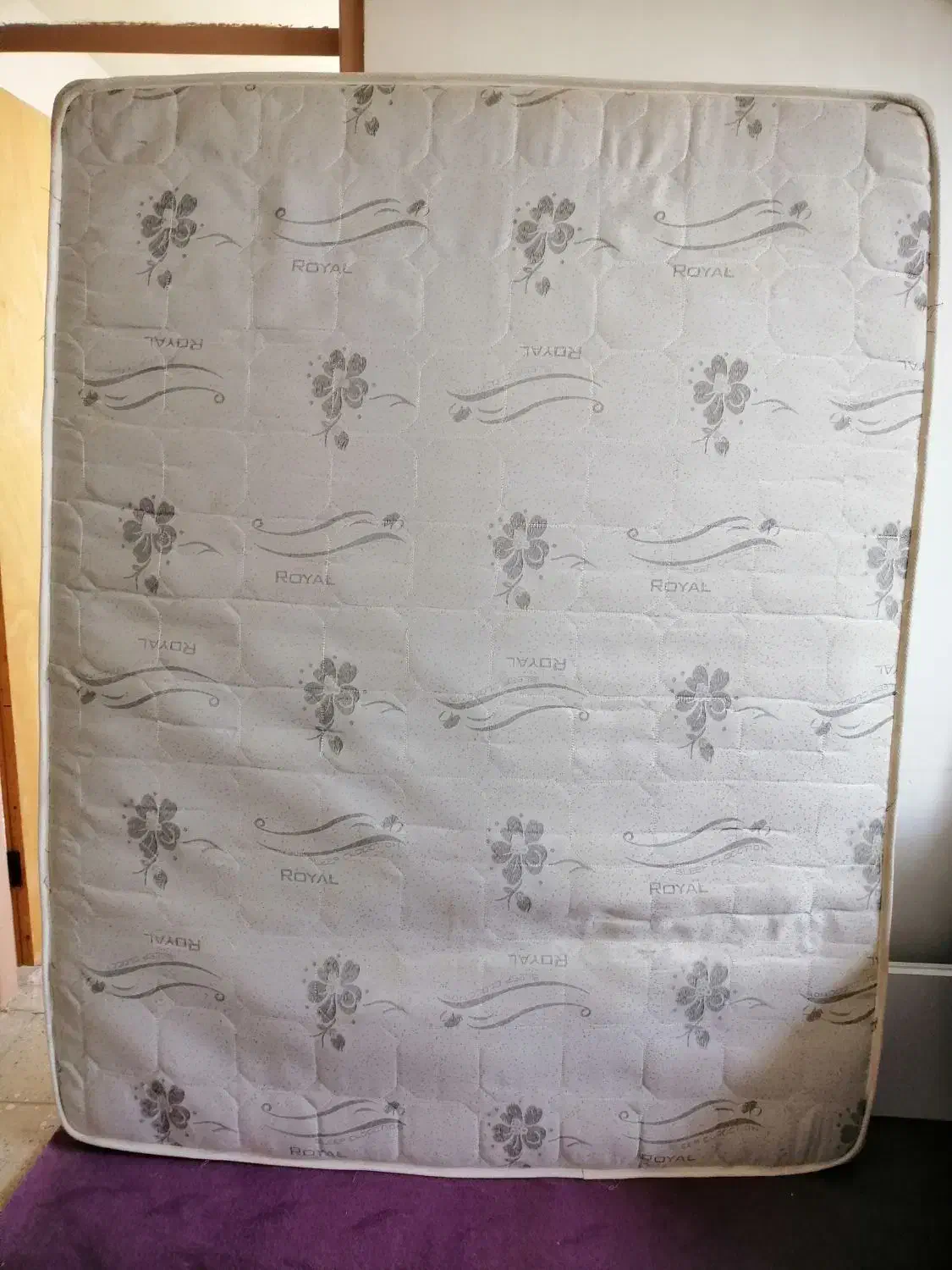 تخت دونفره به همراه تشک وپاتختی وپایه چوبی|تخت و سرویس خواب|ساوه, |دیوار