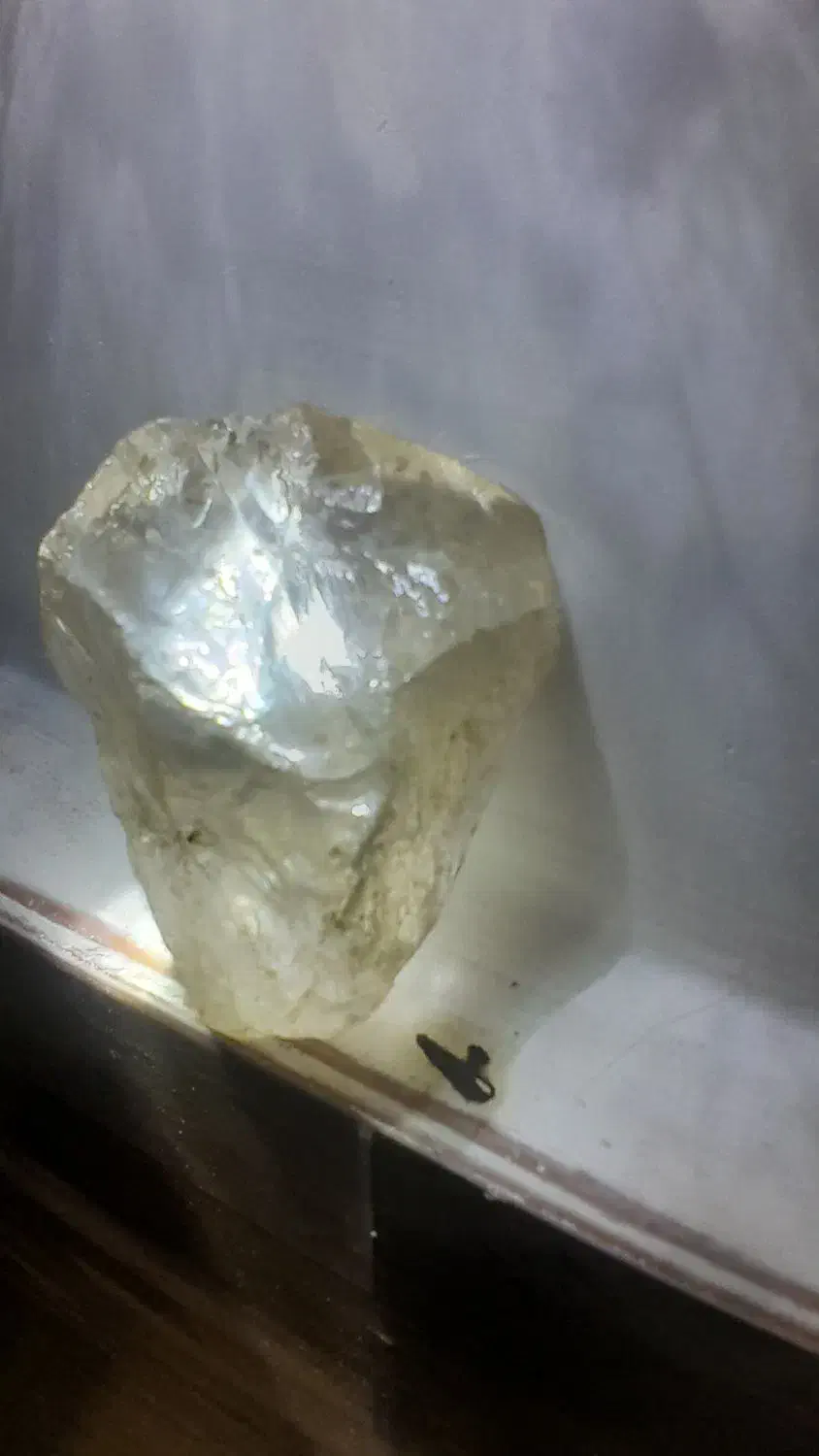 سنگی باسختی بالا وداخل سنگ هم خالی نظر بدهید لطفا|جواهرات|تربتحیدریه, باغ ملی|دیوار