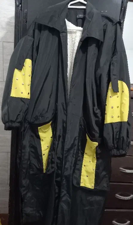 بارونی دخترانه|لباس|قدس, شهرقدس|دیوار